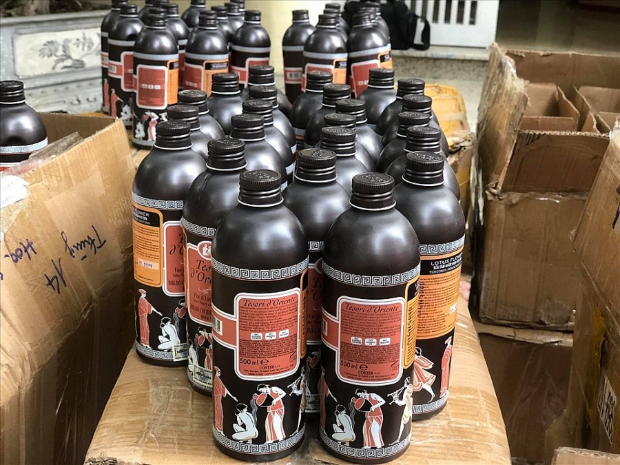 Hà Nội: Phát hiện hàng trăm chai sữa tắm Tesori d'oriente giả